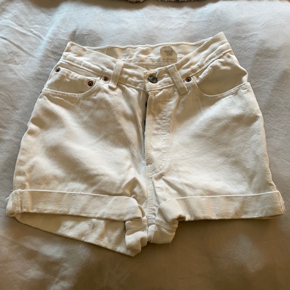 Levi shorts white